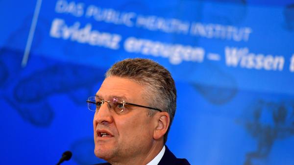 R wie R-Wert und Risikogebiet: Beide Begriffe hängen eng zusammen und wurden vom Robert-Koch-Institut immer wieder erläutert. Manche Bürger können ihre Bedeutung bereits herunterbeten: Der R-Wert (Reproduktionszahl) gibt an, wie viele Personen ein Infizierter im Mittel ansteckt. Was ein Risikogebiet hingegen ist, haben viele Urlauber selbst erfahren müssen. Galten am Anfang vor allem Skigebiete als Risiko-Areale, waren es auf dem Höhepunkt der Pandemie fast alle Reiseziele.