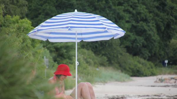 U wie Urlaubsgutscheine: Sommerurlaub bedeutet dieses Jahr für die meisten: vielleicht daheim bleiben, in Deutschland herumreisen oder innerhalb Europas. Bayerns Ministerpräsident Markus Söder wirbt gern für Reisen im Freistaat, dazu wollte er zwischendurch sogar Urlaubsgutscheine verteilen. Aber inzwischen sind die europäischen Grenzen wieder offen und die Reisewarnung aufgehoben.