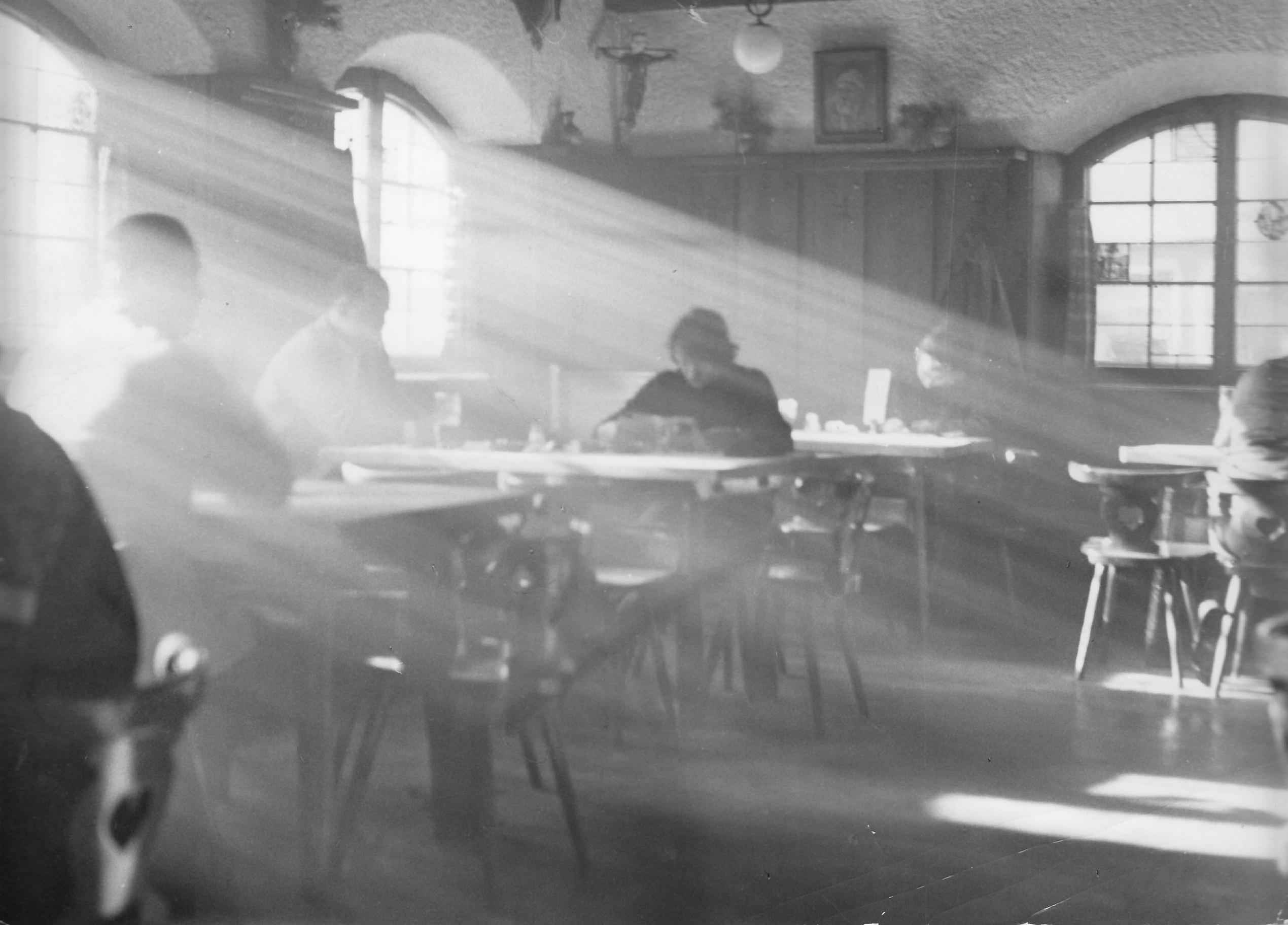 So sah einst ein behaglicher Aufenthalt in einer Wirtsstube aus, hier ein Bild aus Feuchtwangen.