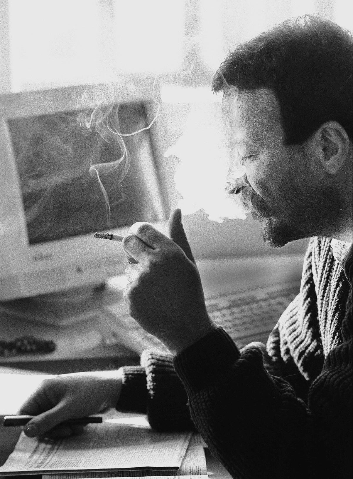 Die Computer hatten die Schreibmaschinen bereits aus den Redaktionen verdrängt (hier ein Bild von 1998 in Forchheim), die Zigaretten gehörten aber noch lange zum Alltag vieler Schreibender.