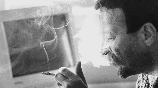 Die Computer hatten die Schreibmaschinen bereits aus den Redaktionen verdrängt (hier ein Bild von 1998 in Forchheim), die Zigaretten gehörten aber noch lange zum Alltag vieler Schreibender.