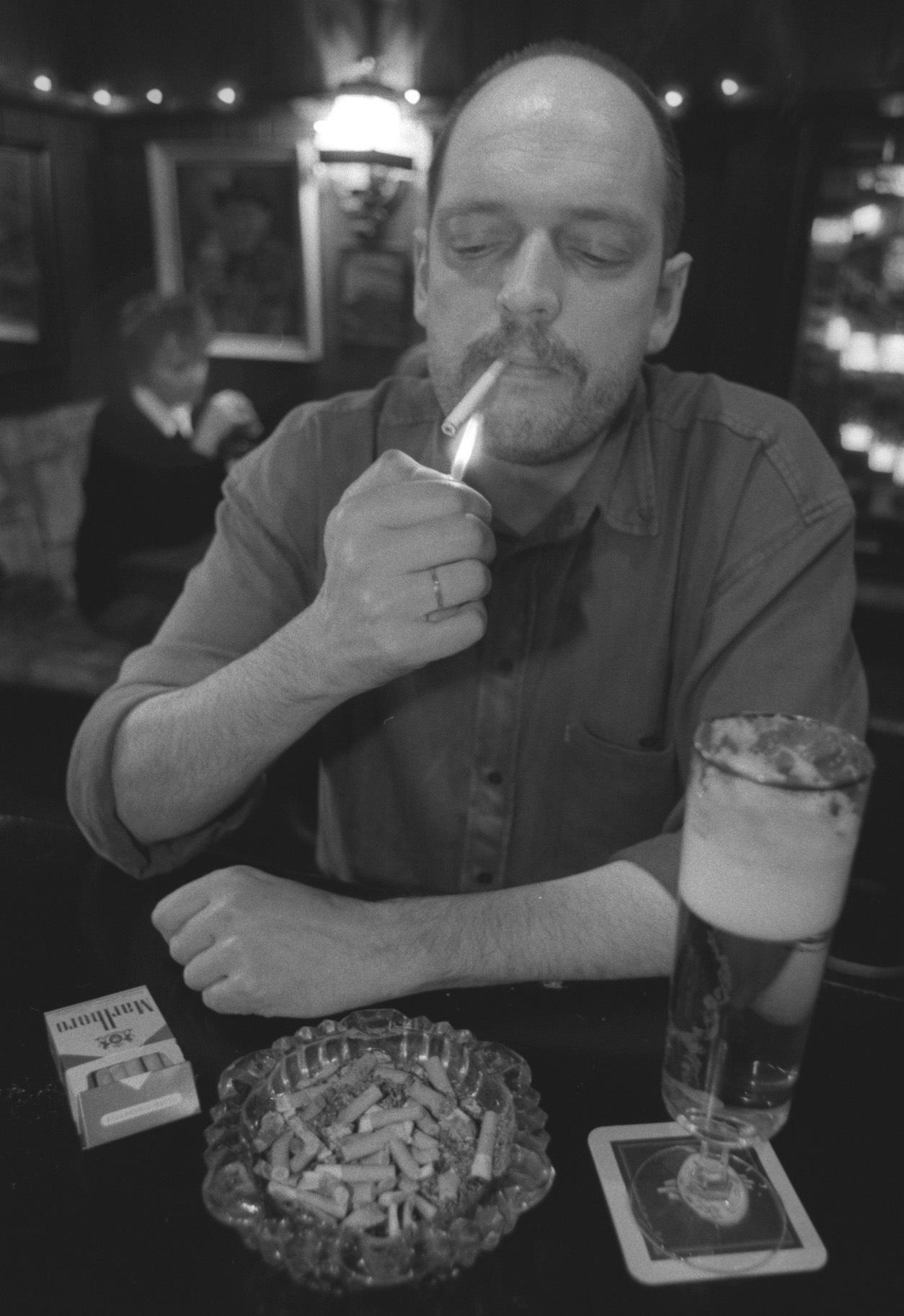 Nach getaner Arbeit gehörte für viele das Feierabendbier genauso dazu, wie zahlreiche Zigaretten.