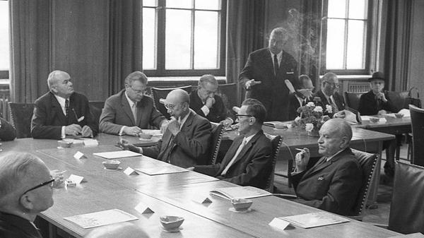 Mein Namensschild, meine Infomappe, mein Aschenbecher: Während heute vor Ämtern häufig gläserne Raucherkabinen den Süchtigen umschließen, war das Rauchen früher überall und jederzeit Normalität. Hier ein Bild vom 28. April 1970 von der Tagung des Dürer-Kuratoriums. Es spricht Nürnbergs Oberbürgermeister Andreas Urschlechter, links neben ihm Ministerpräsident Alfons Goppel. Davor NN-Verleger Heinrich G. Merkel. Neben dem bayerischen Regierungschef Kulturreferent Dr. Glaser und Bürgermeister Franz Haas.