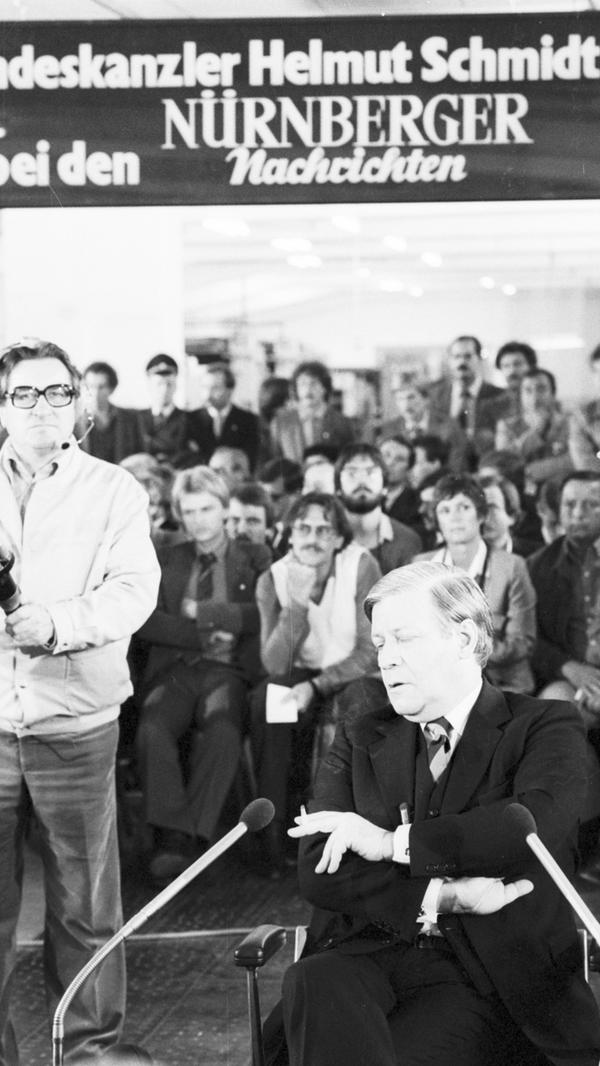 Bis zu seinem Lebensende beharrte Altkanzler Helmut Schmidt auch in TV-Studios darauf, rauchen zu dürfen. Bei einer Veranstaltung der Nürnberger Nachrichten, wo Schmidt zum Bürgerdialog geladen war, brauchte er dafür noch keine Ausnahmegenehmigung.