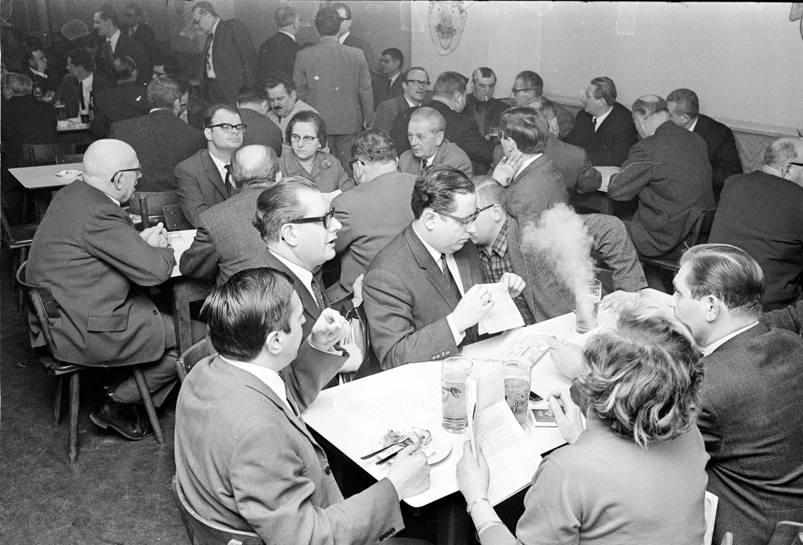 Der SPD-Parteiausschuss tagt: ein Blick in den Karl-Bröger-Keller vor Beginn der nichtöffentlichen Sitzung vom 2. Februar 1968. An den Tischen wird im kleinen Kreis diskutiert (links), am Präsidium mit Bürgermeister Franz Haas, Stadtrats-Fraktionschef Willy Prölß und Polizeipräsident Dr. Horst Herold (ganz rechts) die Marschroute für die bevorstehenden Debatten im Rathaus besprochen. Immer mit dabei: Aschenbecher und viele Zigaretten. 