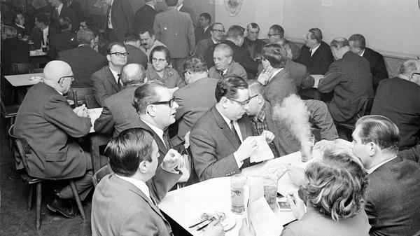 Der SPD-Parteiausschuss tagt: ein Blick in den Karl-Bröger-Keller vor Beginn der nichtöffentlichen Sitzung vom 2. Februar 1968. An den Tischen wird im kleinen Kreis diskutiert (links), am Präsidium mit Bürgermeister Franz Haas, Stadtrats-Fraktionschef Willy Prölß und Polizeipräsident Dr. Horst Herold (ganz rechts) die Marschroute für die bevorstehenden Debatten im Rathaus besprochen. Immer mit dabei: Aschenbecher und viele Zigaretten.