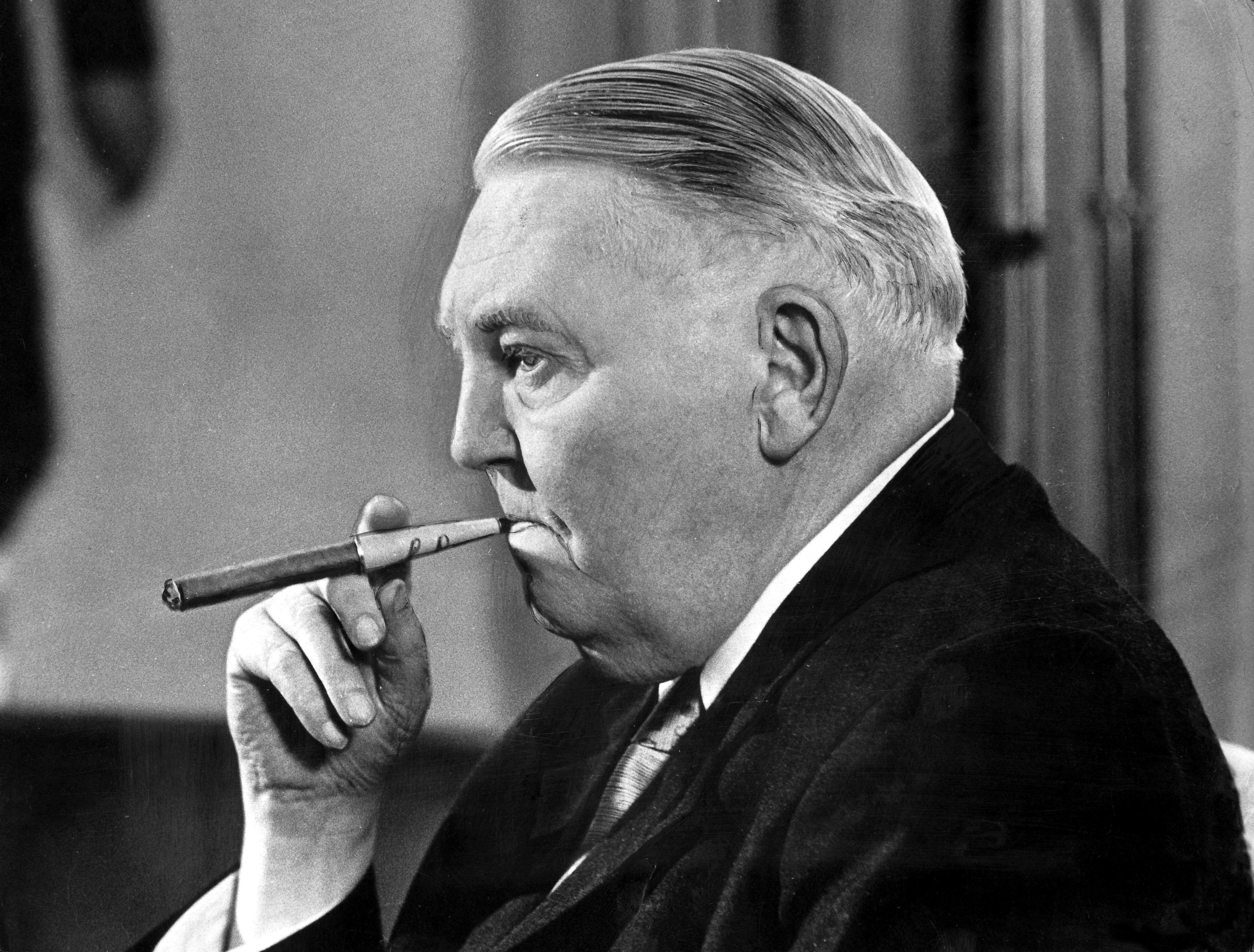Das Markenzeichen des Fürth stammenden Ludwig Erhard war ab den 1930ern die Zigarre. Hier ein Bild vom Oktober 1964 aus dem Palais Schaumburg in der damaligen Bundeshauptstadt Bonn. 