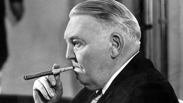 Das Markenzeichen des Fürth stammenden Ludwig Erhard war ab den 1930ern die Zigarre. Hier ein Bild vom Oktober 1964 aus dem Palais Schaumburg in der damaligen Bundeshauptstadt Bonn.