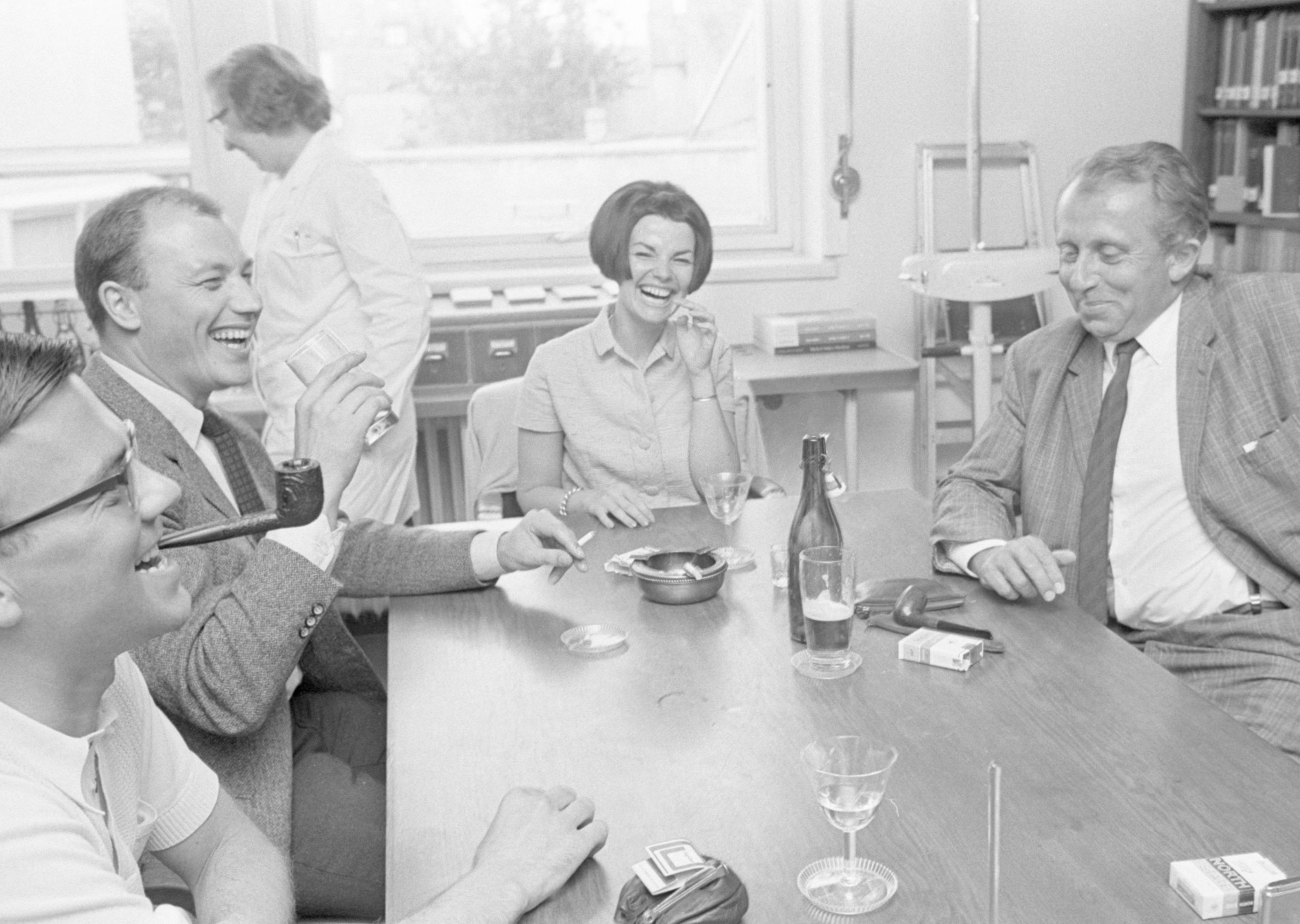 Im Auftrag der Wissenschaft testen vier Personen in Nürnberg am 15. Juli 1967 die Wirkung verschiedener Alkoholika. Wein, Bier, welche Menge beeinträchtigt das Fahrverhalten am stärksten? Mit dabei, klar: Zigaretten. 