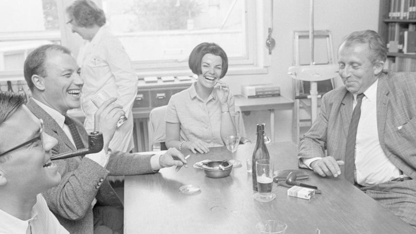 Im Auftrag der Wissenschaft testen vier Personen in Nürnberg am 15. Juli 1967 die Wirkung verschiedener Alkoholika. Wein, Bier, welche Menge beeinträchtigt das Fahrverhalten am stärksten? Mit dabei, klar: Zigaretten. 
