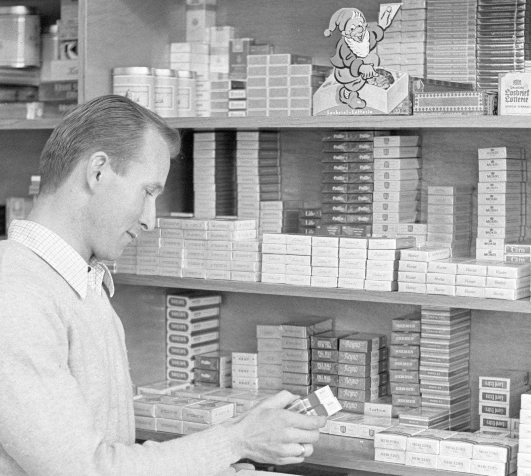 Wie viele Stangen wollen S´denn?' Wie bei Clubverteidiger Helmut Hilpert (Bild aus dem Jahr 1967) gibt es in den anderen Geschäften stets genügend Zigarettenvorrat, vor allem bei den gängigen Marken.