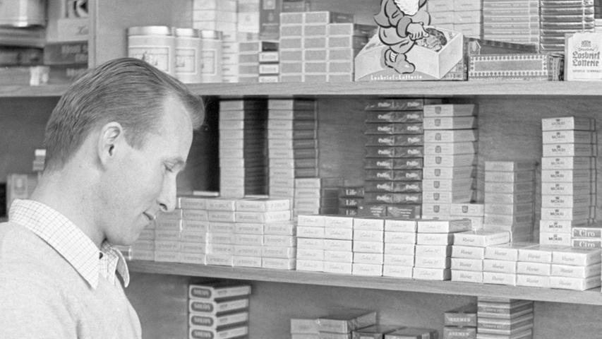Wie viele Stangen wollen S´denn?' Wie bei Clubverteidiger Helmut Hilpert (Bild aus dem Jahr 1967) gibt es in den anderen Geschäften stets genügend Zigarettenvorrat, vor allem bei den gängigen Marken.
