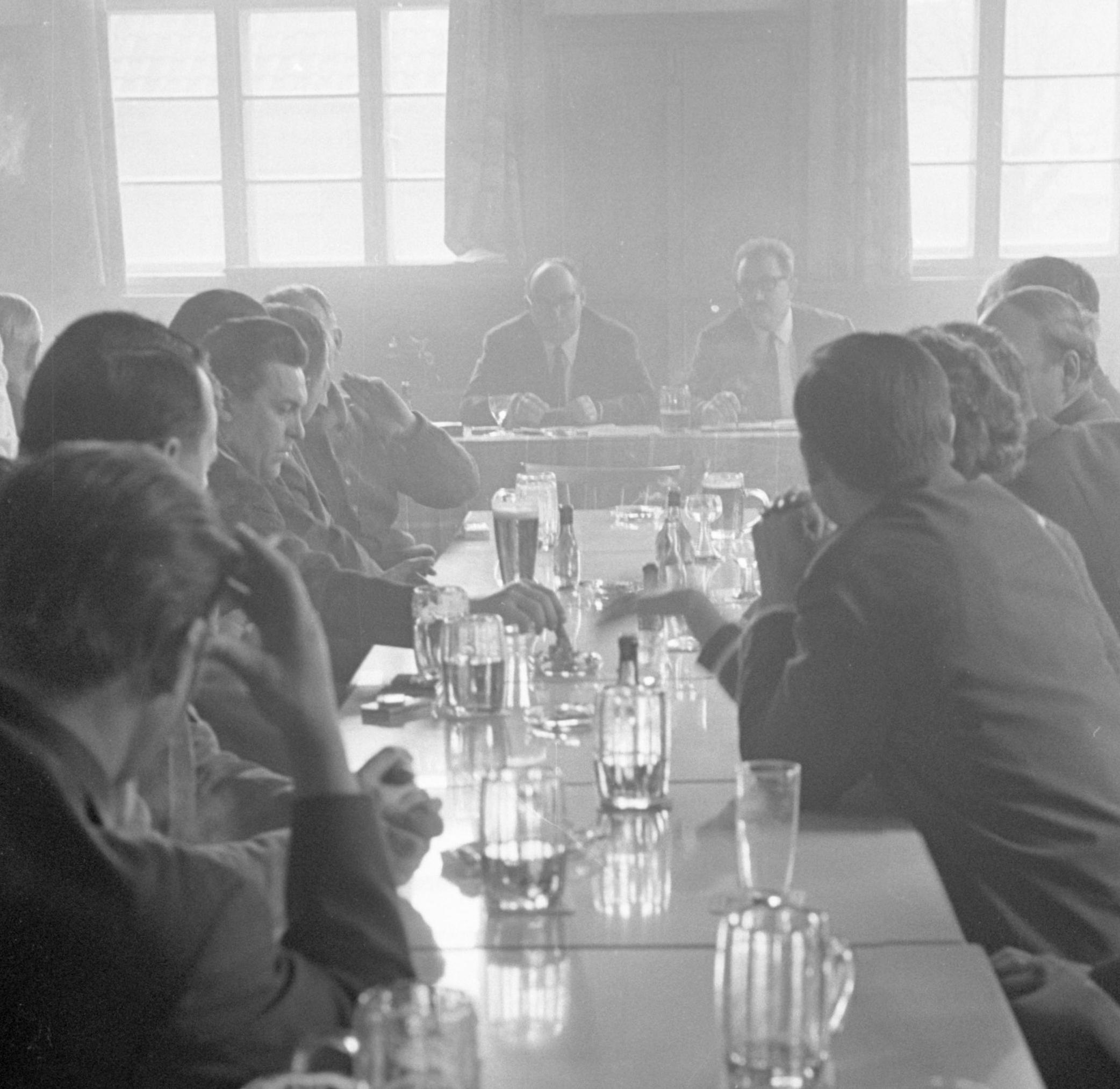 Am 18. März 1966 stellen sich Kandidaten für die Stadtratssitze den Fragen der Wähler.