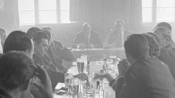 Am 18. März 1966 stellen sich Kandidaten für die Stadtratssitze den Fragen der Wähler.