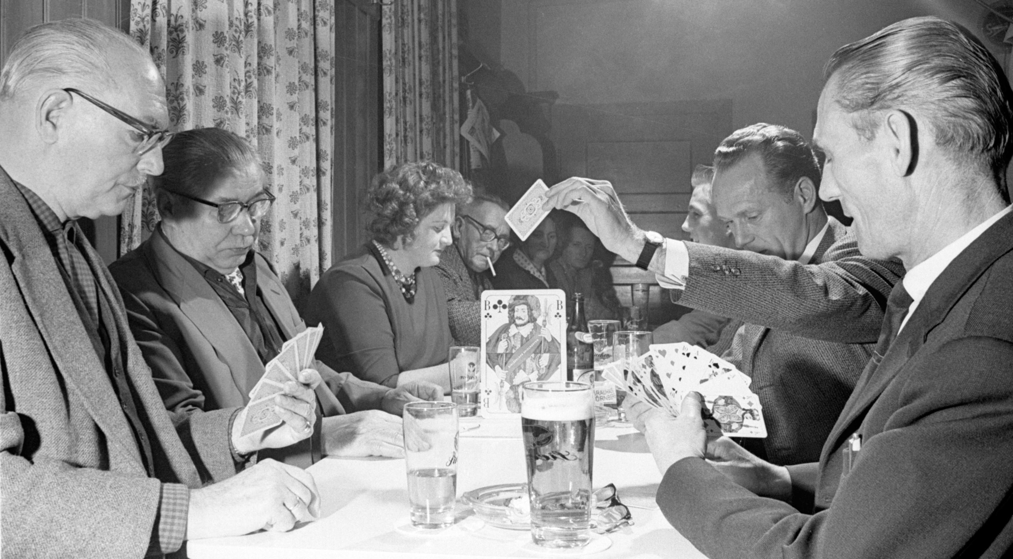 Skatrunde im "Schrägen Eck" an der Kernstraße aus dem Jahr 1965. Alkohol und Zigaretten gehörten für die meisten Spieler dazu. 
