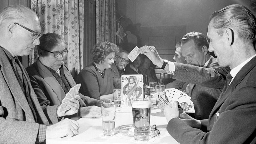Skatrunde im "Schrägen Eck" an der Kernstraße aus dem Jahr 1965. Alkohol und Zigaretten gehörten für die meisten Spieler dazu. 