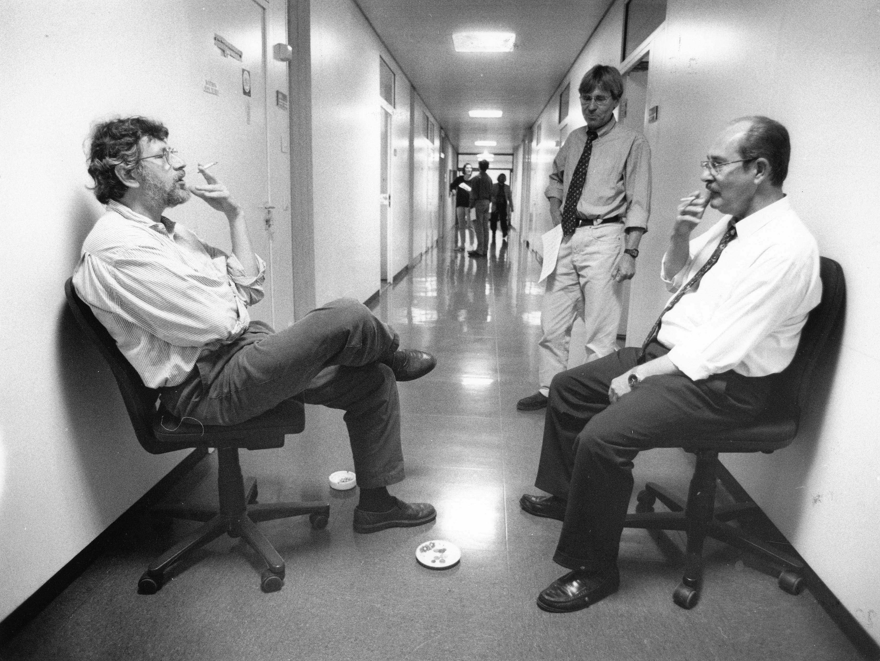 Ein Pläuschchen über die Themen des Tages am Flur der NN. 