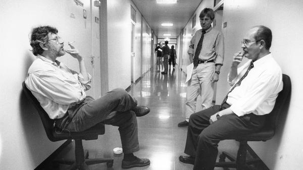 Ein Pläuschchen über die Themen des Tages am Flur der NN.