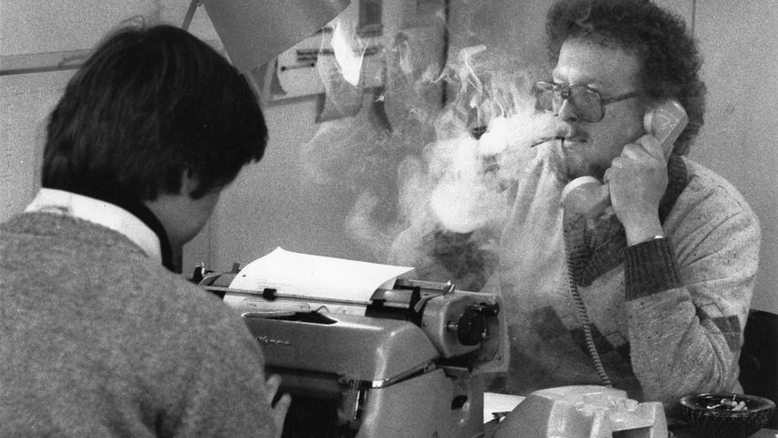 Umwölkte Räume, kreative Gedanken: Schreibmaschine, Block, Telefon und Zigaretten gehörten für die meisten Redakteure des Hauses in den 1980ern noch zum Alltag. 
