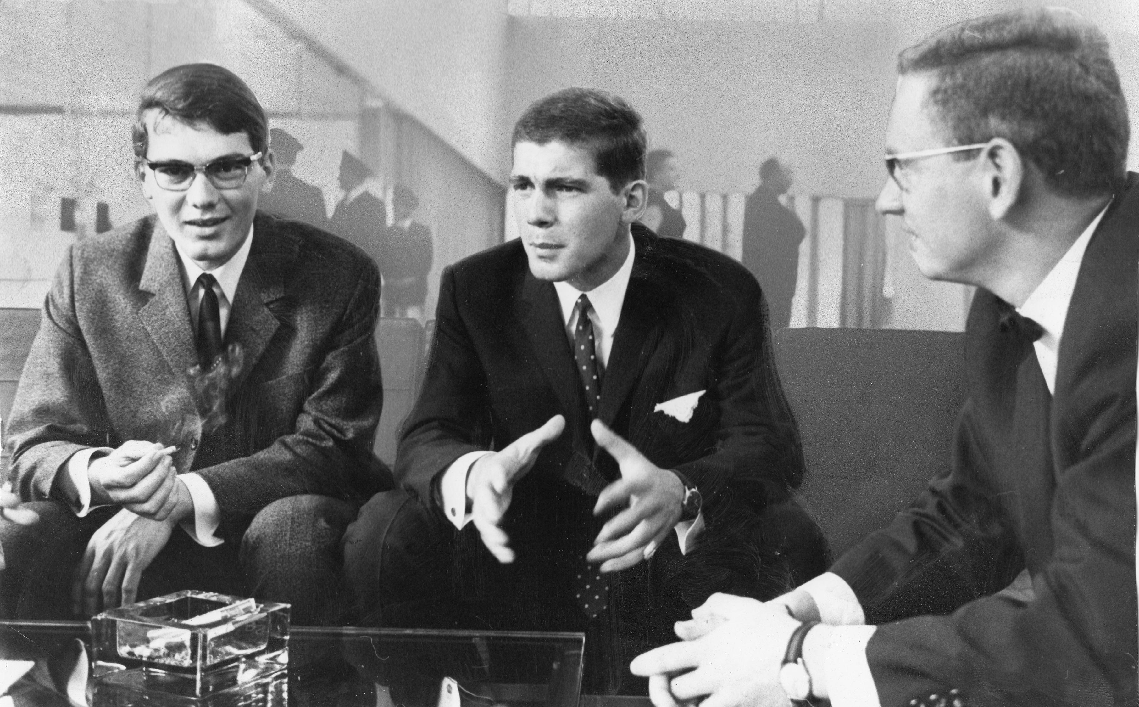 Die Abiturienten des Jahrgangs 1967 feiern in Nürnberg ihren Abschluss. Danach geht es für die jungen Männer für drei Semester zur Bundeswehr. 