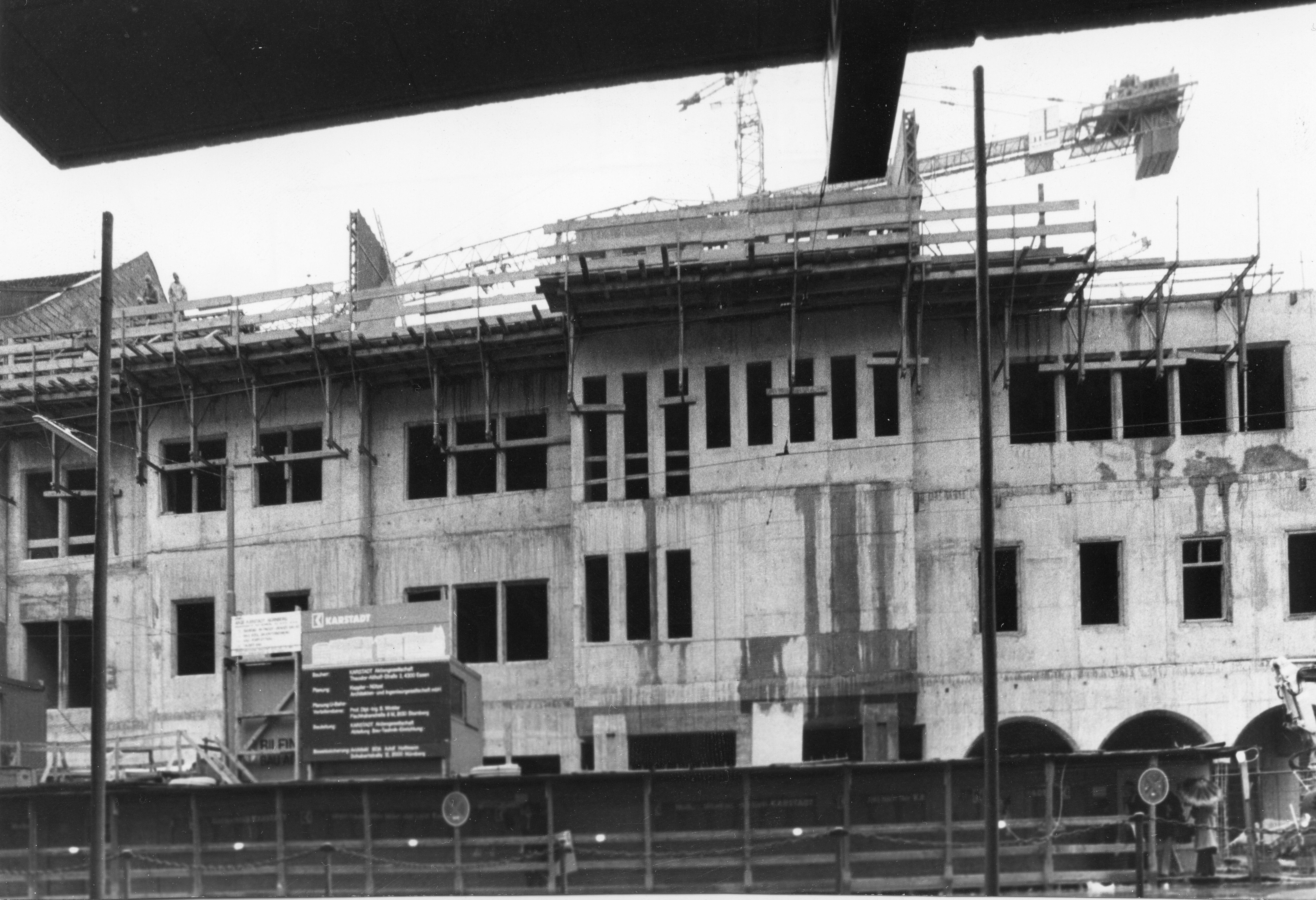 Das Foto zeigt die Fassade des Kaufhauses Mitte November 1977. Dass es damals ein strittiges Thema war, verdeutlicht schon der Anlass des Bildes und der damals zugehörige Artikel in den Nürnberger Nachrichten: In einem regen Pro und Kontra wurde am 19. November 1977 über die Karstadt-Beton-Fassade diskutiert.