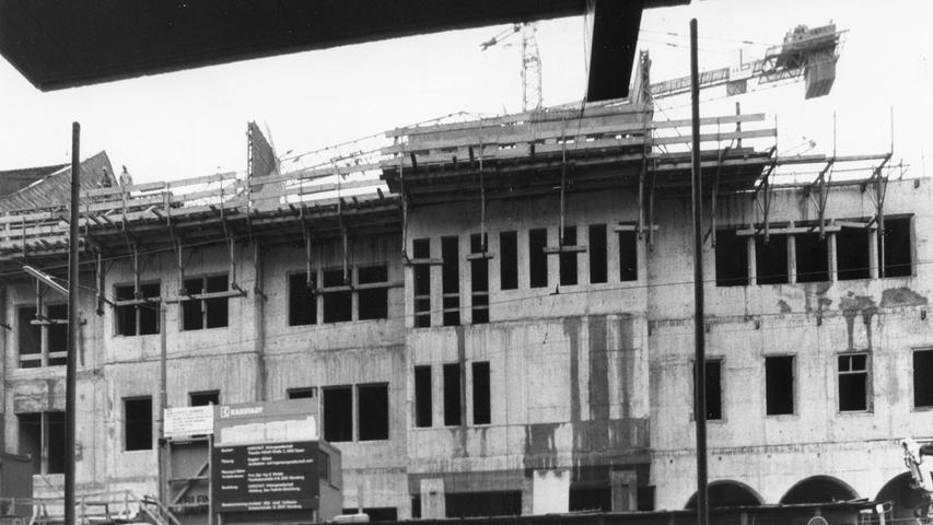 Das Foto zeigt die Fassade des Kaufhauses Mitte November 1977. Dass es damals ein strittiges Thema war, verdeutlicht schon der Anlass des Bildes und der damals zugehörige Artikel in den Nürnberger Nachrichten: In einem regen Pro und Kontra wurde am 19. November 1977 über die Karstadt-Beton-Fassade diskutiert.