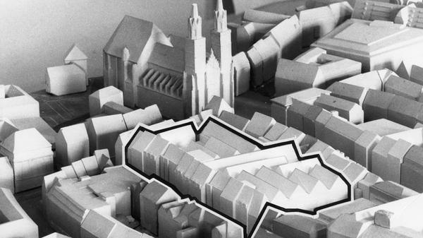 "Innerhalb der eingezeichneten Linie soll das Kaufhaus Karstadt entstehen, darunter der U-Bahnhof Lorenzkirche." Anhand dieser Modellzeichnung sollte den Lesern der Nürnberger Nachrichten am 2. August 1975 das Ausmaß des neuen Karstadt-Komplexes verdeutlicht werden.