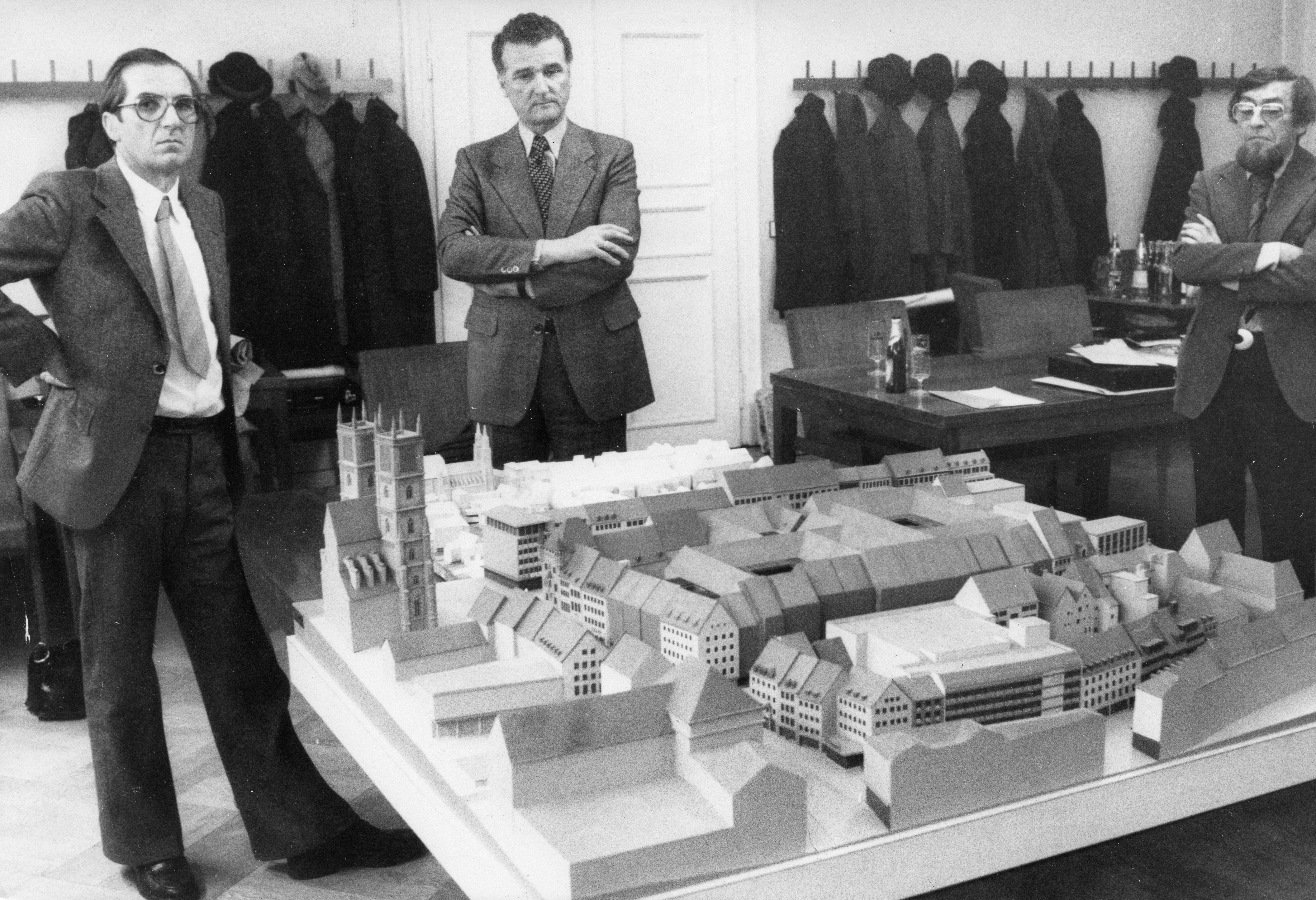 Die Aufnahme vom 26. November 1976 zeigt einen Modellentwurf des Bauprojektes. Außerdem sind darauf zu sehen (von links nach rechts): Karstadt-Architekt Professor Bernhard Winkler, Direktor der Karstadt AG Max Hoseit und der damalige Baureferent der Stadt Nürnberg, Otto Peter Görl.