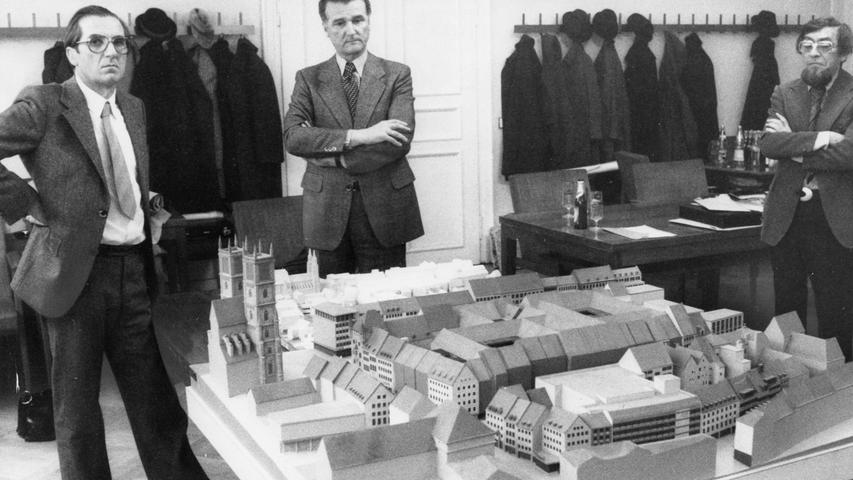 Die Aufnahme vom 26. November 1976 zeigt einen Modellentwurf des Bauprojektes. Außerdem sind darauf zu sehen (von links nach rechts): Karstadt-Architekt Professor Bernhard Winkler, Direktor der Karstadt AG Max Hoseit und der damalige Baureferent der Stadt Nürnberg, Otto Peter Görl.