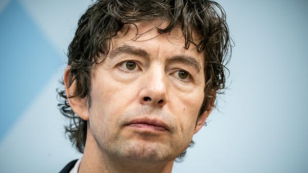 Inzwischen kennen wir sie alle, ob Christian Drosten, Lothar Wieler, Melanie Brinkmann oder Hendrik Streeck. Jeder von den Experten hat bereits in mehreren Talkshows gesessen, Interviews gegeben oder in Podcasts gesprochen. Während sich früher niemand wirklich für ihre Arbeit interessierte, sind die Virologen inzwischen mediale Stars - geliebt, gehasst, gescholten.