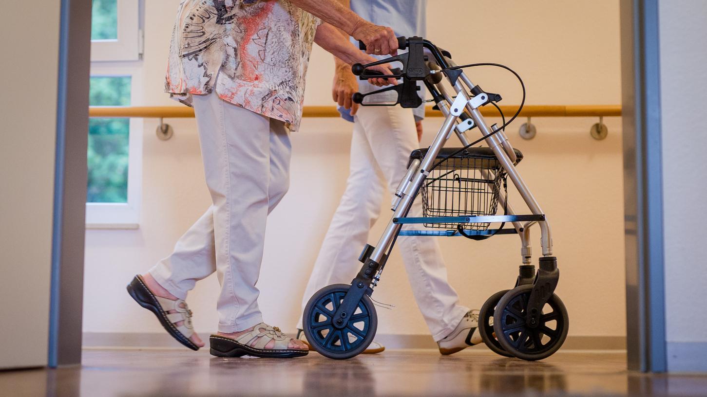 Ab Montag, den 29. Juni, dürfen Patienten in Kliniken, Altenheimen und Behinderteneinrichtungen wieder mehr Besuch bekommen dürfen.