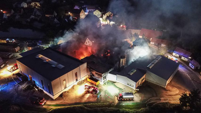 Geiselwind: Fünf Verletzte nach Lagerhallenbrand