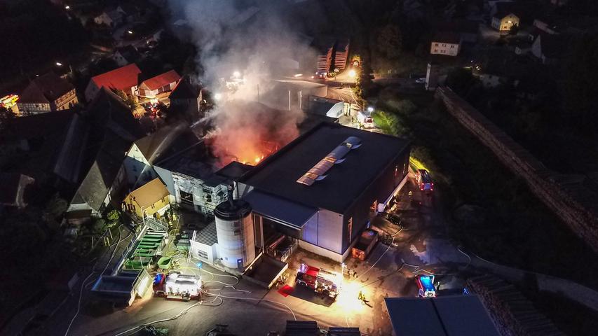 Geiselwind: Fünf Verletzte nach Lagerhallenbrand