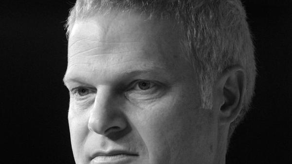 Der US-Filmproduzent Steve Bing wurde nur 55 Jahre alt. Er stürzte von einem Hochhaus in Century City, einem Stadtteil von Los Angeles. Bing war unter anderem Co-Autor der US-Abenteuerkomödie "Kangaroo Jack" und finanzierte den computeranimierten Kinderfilm "Der Polarexpress". Bekannt wurde er auch durch seine Beziehung zur britischen Schauspielerin Liz Hurley.