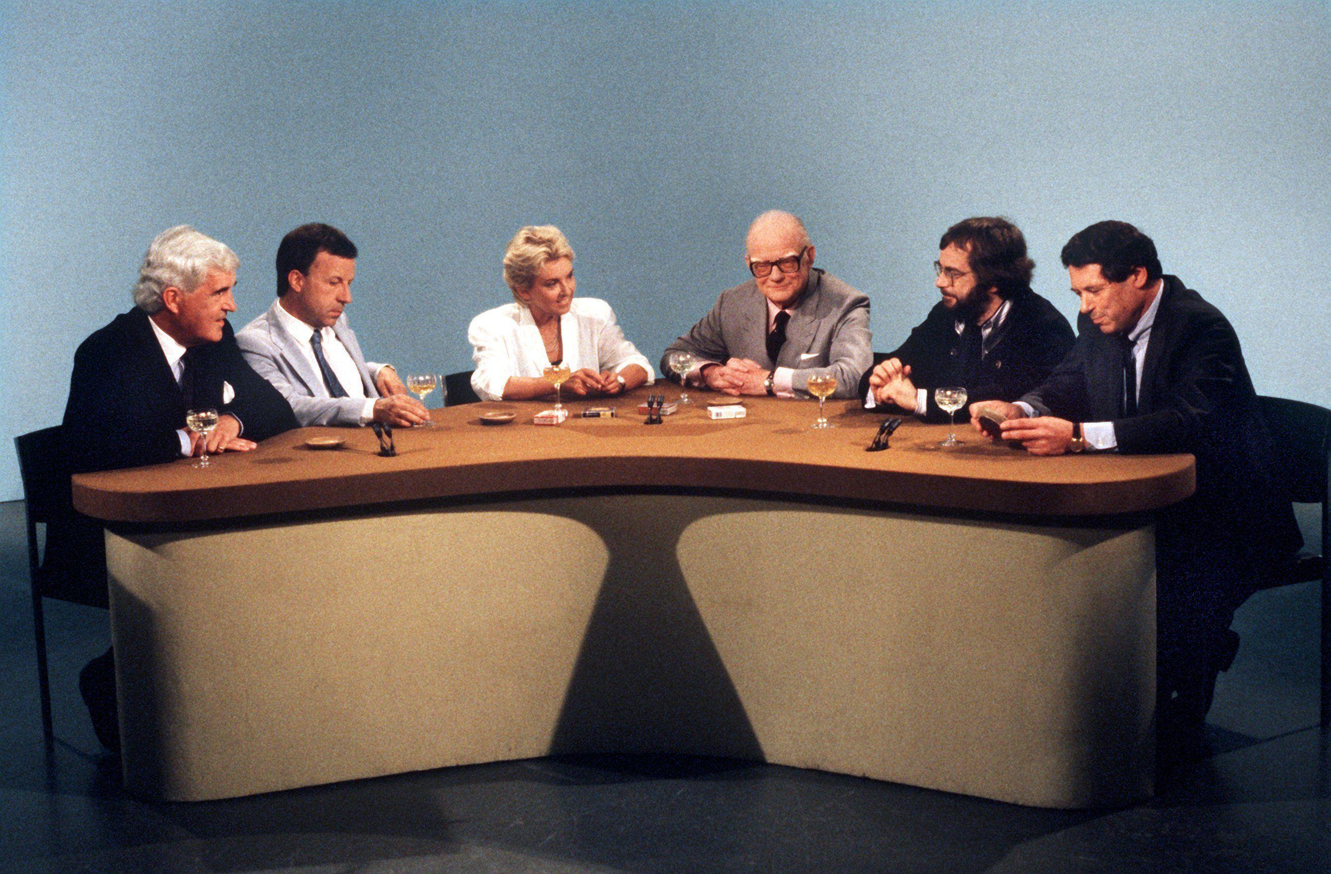 Das Farbfernsehen hält Einzug, die Gewohnheiten bleiben: Zu Gast bei Moderator Werner Höfer (3.v.re.) beim Internationalen Frühschoppen in der ARD unter anderem die Regierungssprecher Klaus Bölling (re.) und Peter Boenisch am 23. April 1987. Zigaretten sind ebenfalls anwesend. 