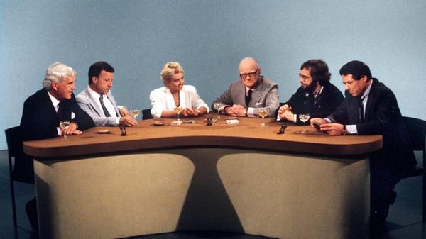 Das Farbfernsehen hält Einzug, die Gewohnheiten bleiben: Zu Gast bei Moderator Werner Höfer (3.v.re.) beim Internationalen Frühschoppen in der ARD unter anderem die Regierungssprecher Klaus Bölling (re.) und Peter Boenisch am 23. April 1987. Zigaretten sind ebenfalls anwesend.