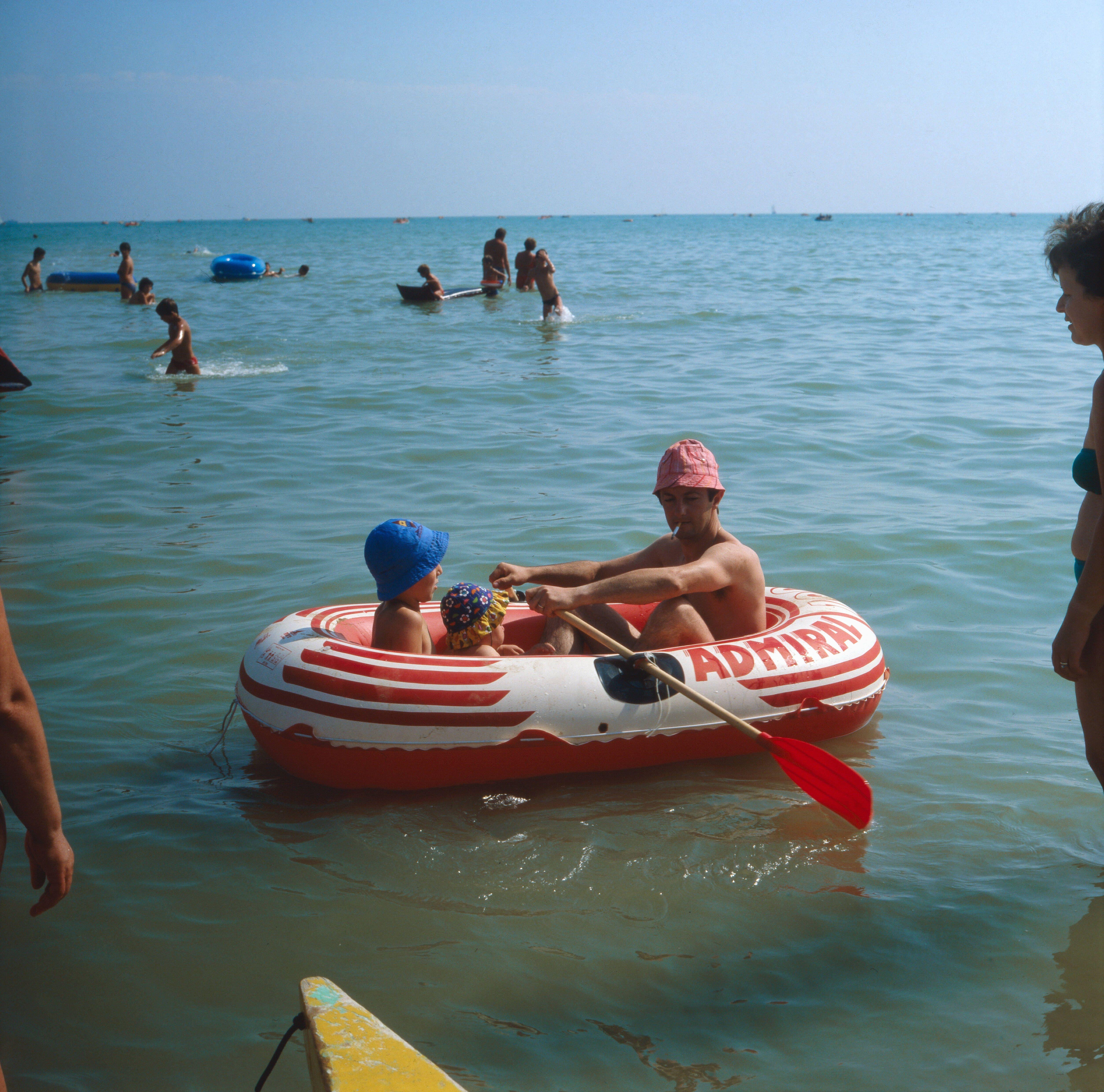 Heute weiß man: Auch Passivrauchen schädigt die Lunge, Qualmen vor Kindern ist zurecht längst ein No-Go. Anno 1970 in der Adria war diese Erkenntnis aber längst noch nicht zu allen durchgedrungen, Paddeln mit Kippe und Kind war, anders als heute, nicht verpönt. 