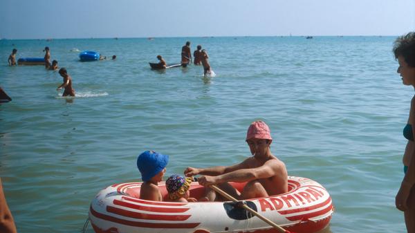Heute weiß man: Auch Passivrauchen schädigt die Lunge, Qualmen vor Kindern ist zurecht längst ein No-Go. Anno 1970 in der Adria war diese Erkenntnis aber längst noch nicht zu allen durchgedrungen, Paddeln mit Kippe und Kind war, anders als heute, nicht verpönt.