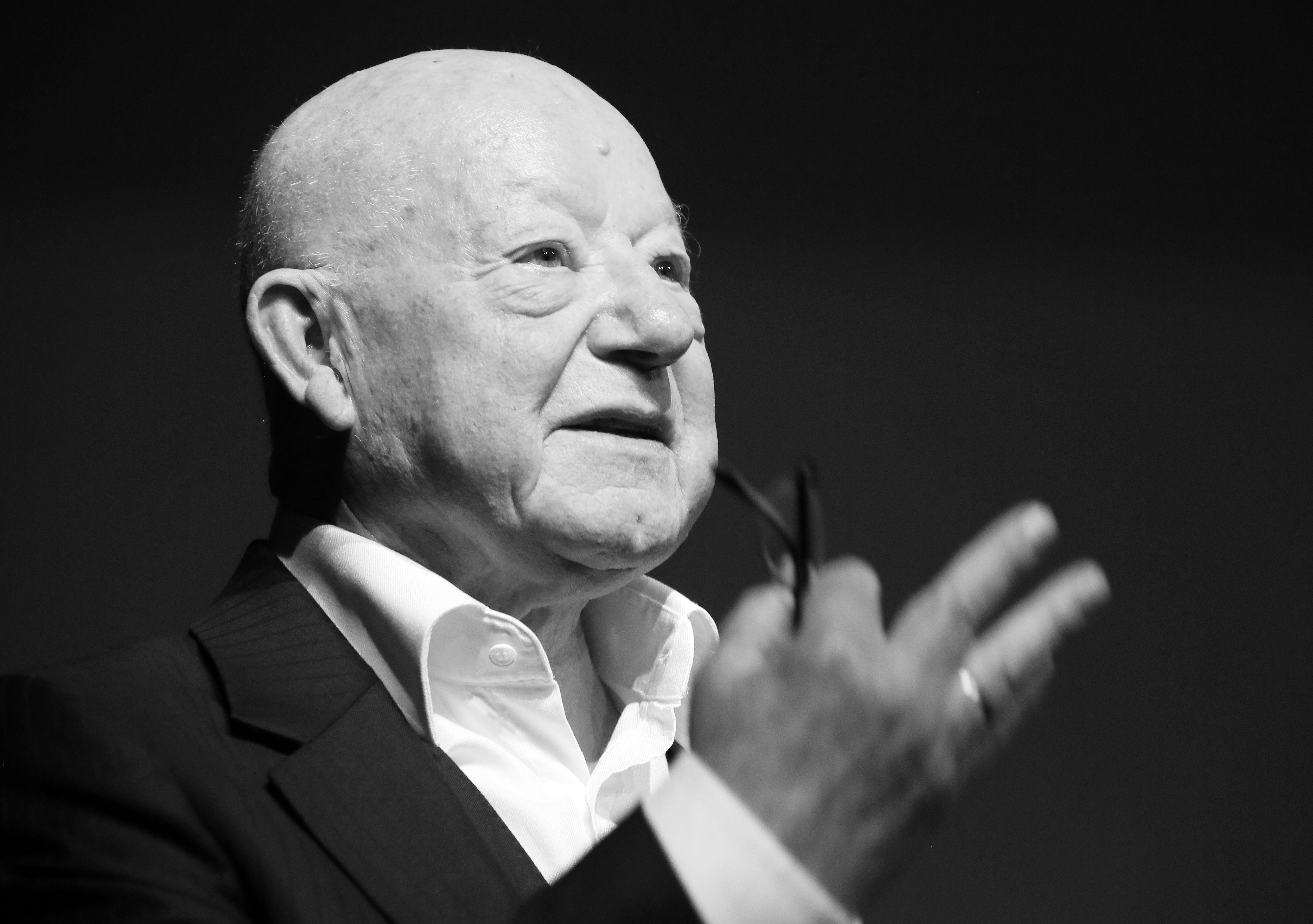 Er war ein Theatermann, aber bekannt wurde er durch das Fernsehen: Jürgen Holtz (Jahrgang 1932) spielte in den 1990er Jahren den "Motzki" in der gleichnamigen ARD-Serie. Noch mit 86 Jahren stand er als Galileo Galilei im Berliner Ensemble auf der Bühne - in einer sechsstündigen Inszenierung von Frank Castorf. 