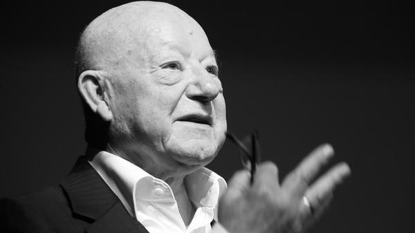 Er war ein Theatermann, aber bekannt wurde er durch das Fernsehen: Jürgen Holtz (Jahrgang 1932) spielte in den 1990er Jahren den "Motzki" in der gleichnamigen ARD-Serie. Noch mit 86 Jahren stand er als Galileo Galilei im Berliner Ensemble auf der Bühne - in einer sechsstündigen Inszenierung von Frank Castorf.