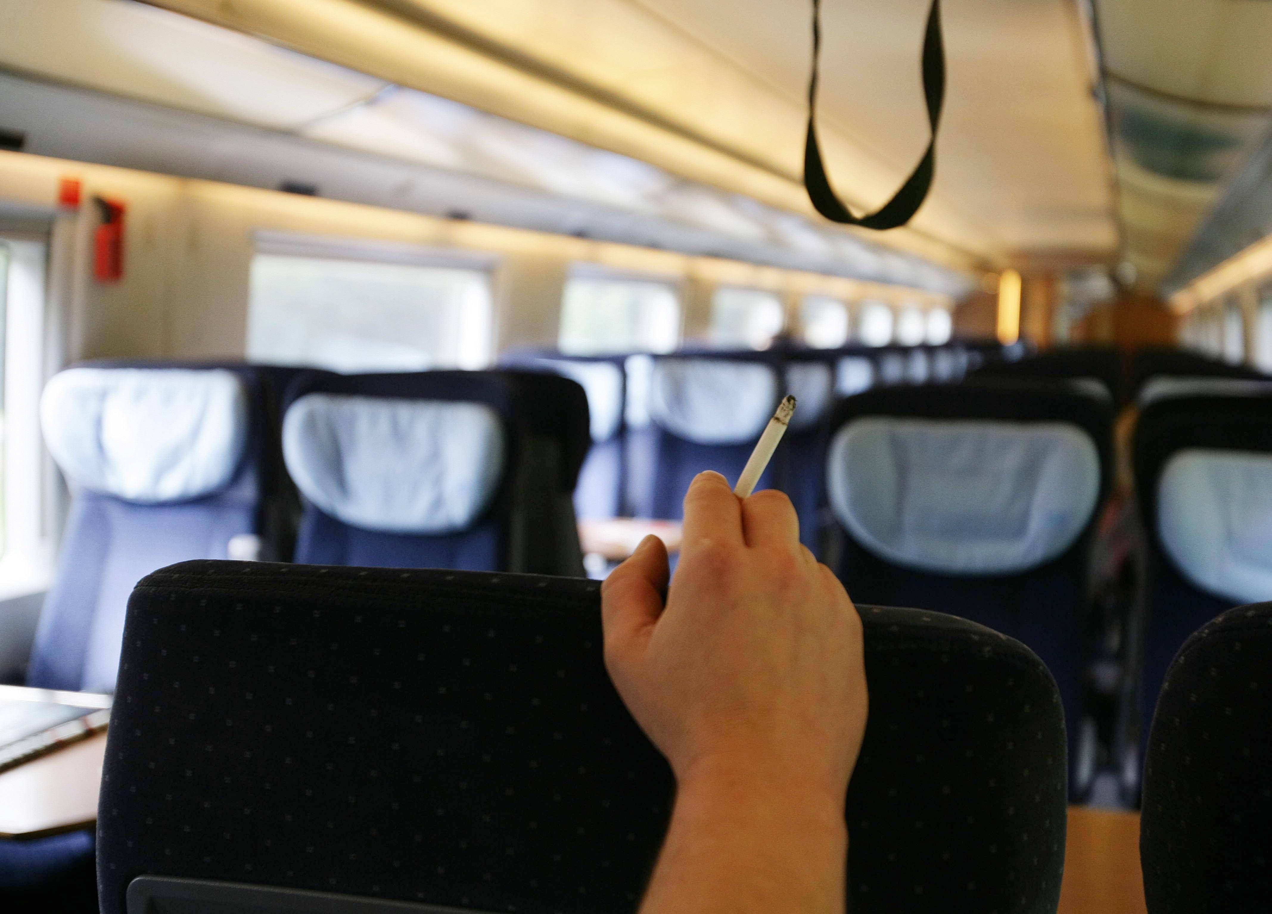 Früher normal, heute ein Grund zum Rausschmiss: Bis 2007 war Rauchen in Zügen noch erlaubt, seither ist es auch zum Schutz der Mitreisenden streng verboten.