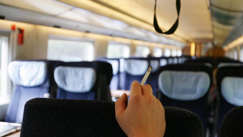 Früher normal, heute ein Grund zum Rausschmiss: Bis 2007 war Rauchen in Zügen noch erlaubt, seither ist es auch zum Schutz der Mitreisenden streng verboten.