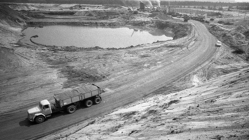 Blick über das Gebiet des künftigen Birkensees. Auch der Sandberg, von dem aus das Foto gemacht wurde, wird noch in diesem Jahr per Lastwagen abtransportiert sein. Hier geht es zum Kalenderblatt vom 28. Juni 1970: Sandstrand bald vor der Haustür.