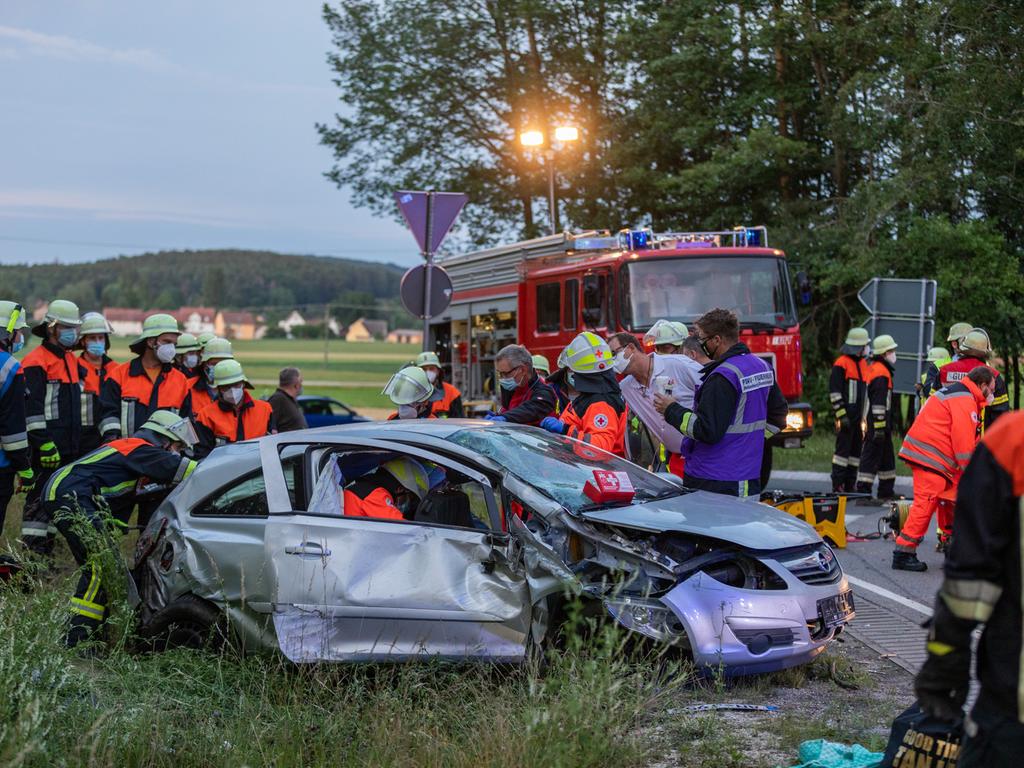 schwerer unfall am kreisverkehr bei langlau rehenbuhl nordbayern