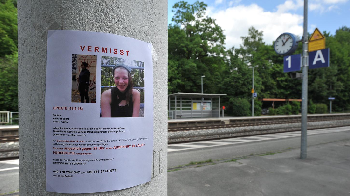 Schon kurz nach dem Verschwinden der 28-jährige Sophia Lösche hatten Angehörige und Freunde mit der Suche begonnen und unter anderem Verrmisstenanzeigen plakatiert. Nun hat die Polizei Fehler eingeräumt.