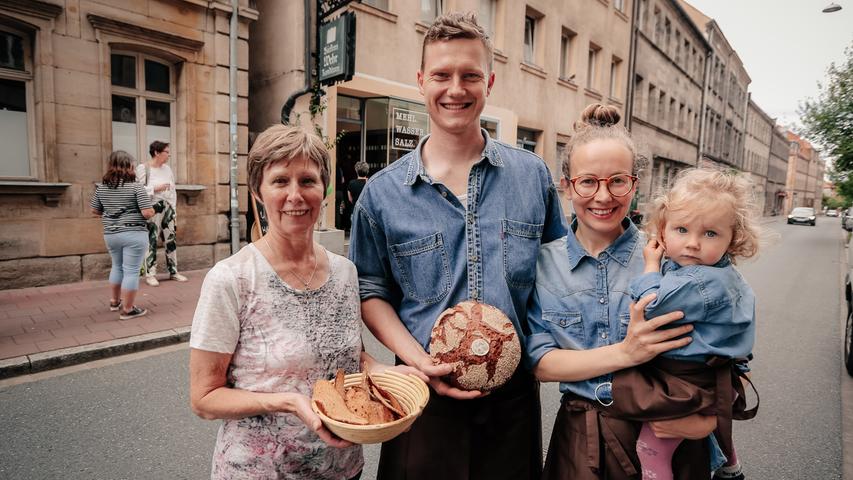 Thomas Wehr (Mitte) ist der Patensohn von Barbara Wehr (links), die nach dem Tod ihres Mannes die Bäckerei Wehr noch bis 2019 weiterführte. Mit seiner Familie schlägt er hier nun ein neues Kapitel auf.