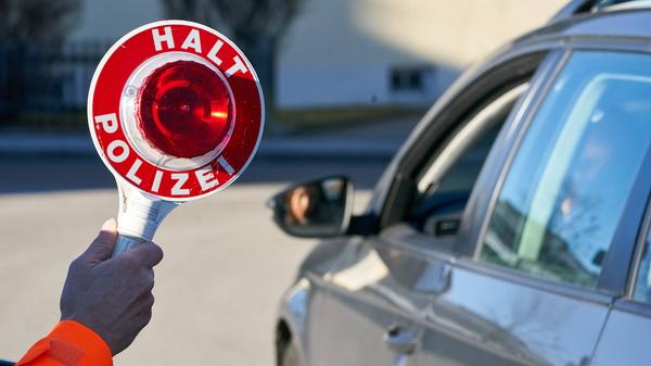 Wird man von der Polizei angehalten, kommt man in Kontakt mit einer haushaltsfremden Person. Entsprechend ist es ratsam, im Auto eine Maske stets zur Hand zu haben und sie in solchen Fällen aufzusetzen.