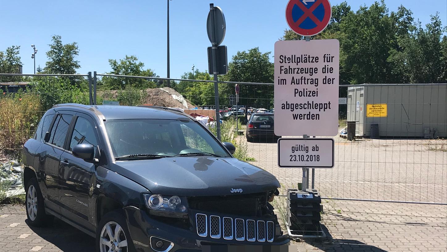 Steht immer noch auf dem Großparkplatz: Der liegengebliebene Jeep, der Anfang des Jahres für viel Aufsehen sorgte. Steht immer noch auf dem Großparkplatz: Der liegengebliebene Jeep, der Anfang des Jahres für viel Aufsehen sorgte.