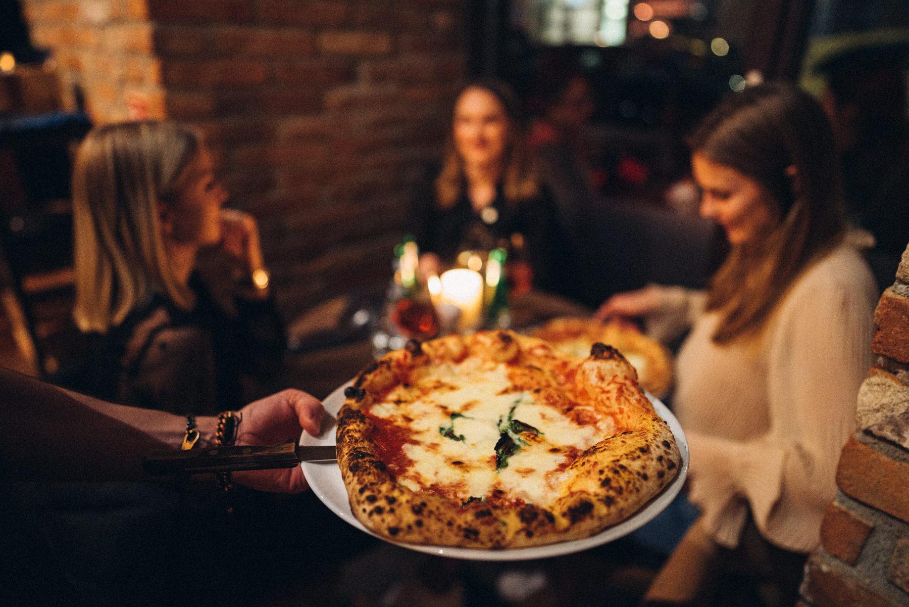 Der neunte Platz geht mit 196 Stimmen an die Pizza und Pasta Manifattura Travolta in der Adlerstraße 28. "Berufung und Leidenschaft. Nur durch absolute Hingabe unseres Teams kommt unsere Liebeserklärung an die neapolitanische Pizza auf die Teller unserer Gäste". Bei so viel Leidenschaft und dem einzigen Ziel, die Kunden glücklich zu machen, sollte die Platzierung auch nebensächlich sein.