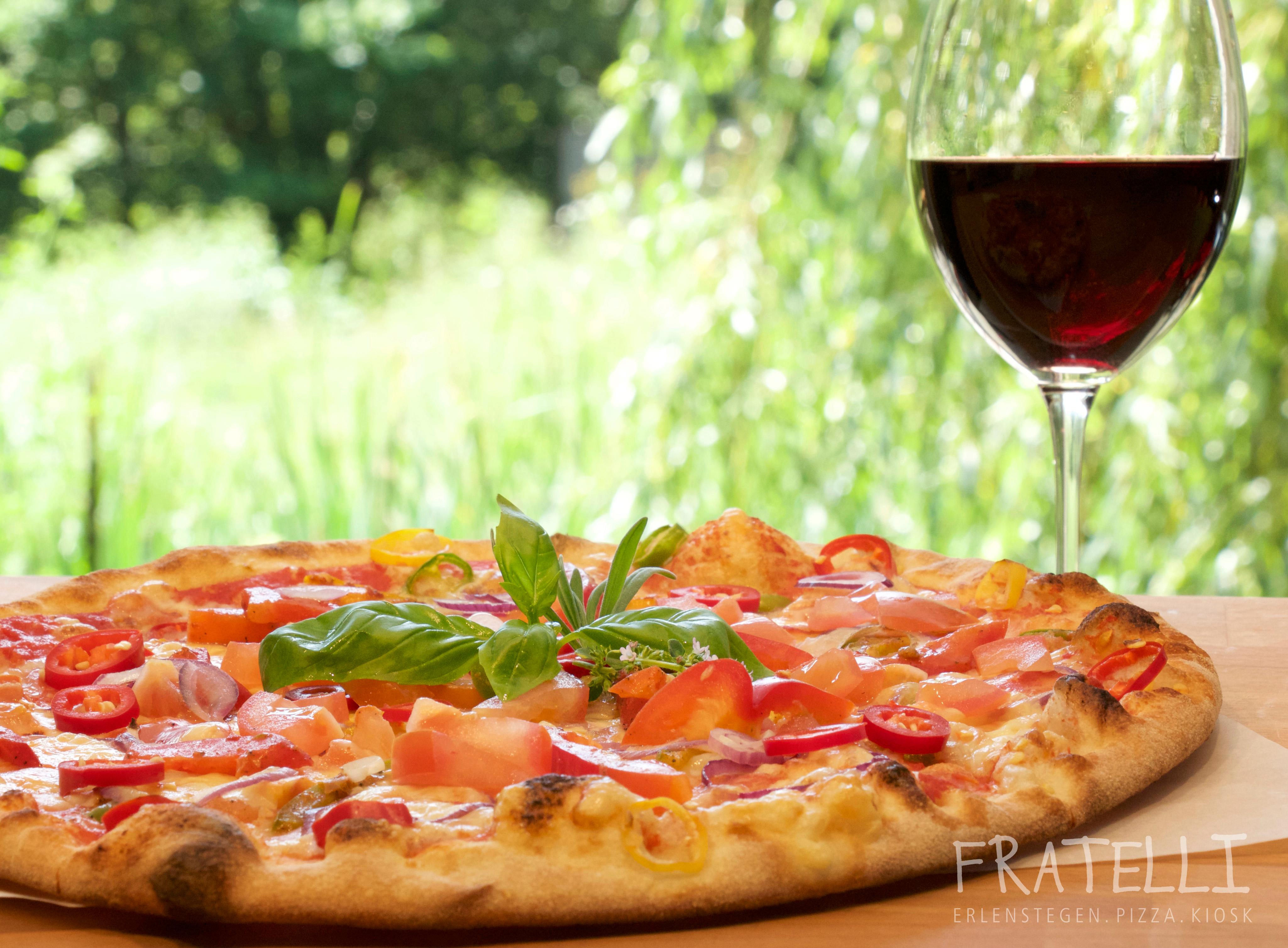 Ganz knapp, mit nur einer Stimme mehr, belegt der "Pizza Kiosk Fratelli" mit 313 Stimmen den siebten Platz. Der kleine Kiosk an der Straßenbahn-Wendeschleife in Erlenstegen überzeugt seine Fans mit der großen Auswahl an vegetarischen und veganen Variationen. Von der Salami-Pizza bis zum Dinkelteig mit veganem Käse, wird hier versucht, jedem gerecht zu werden.